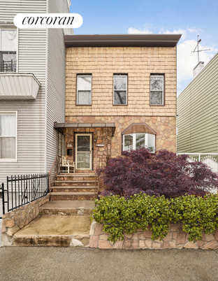 Exterior, Facade, Rowhouse