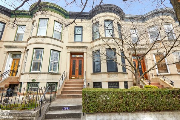 Exterior, Facade, Brownstone