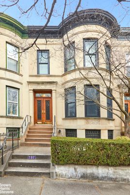 Exterior, Facade, Brownstone