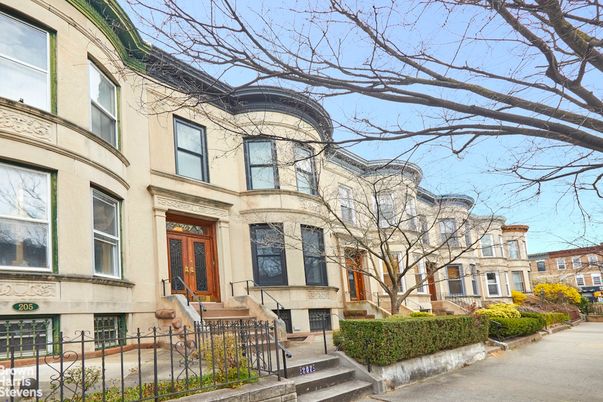 Exterior, Facade, Brownstone