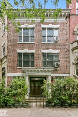 Exterior, Facade, Brick Facade, Rowhouse