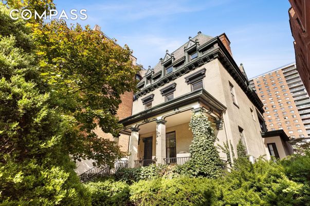 Exterior, Facade, Brick Facade, Rowhouse