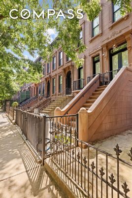 Exterior, Facade, Brownstone