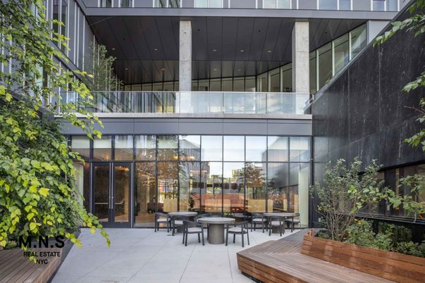 Exterior, Facade, Modern