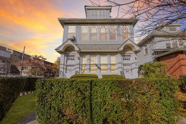 Exterior, Facade, American Foursquare