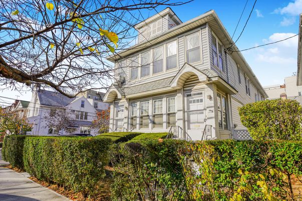 Exterior, Facade, Queen Anne Victorian