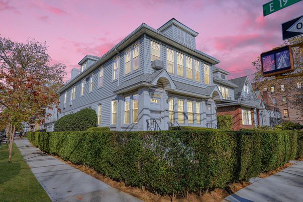 Exterior, Facade, Queen Anne Victorian
