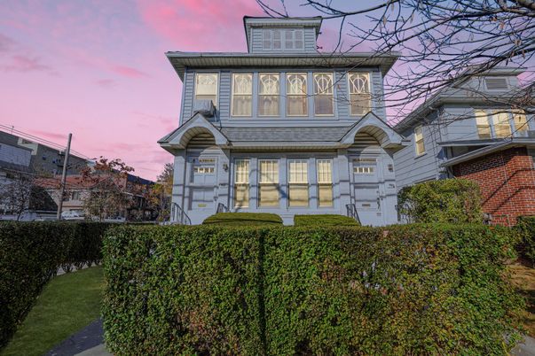 Exterior, Facade, American Foursquare