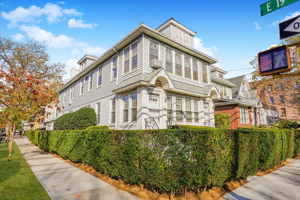 Exterior, Facade, Queen Anne Victorian