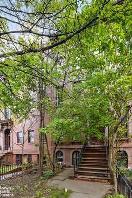 Exterior, Facade, Brownstone