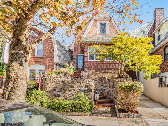 Exterior, Facade, Brick Facade, Queen Anne Victorian