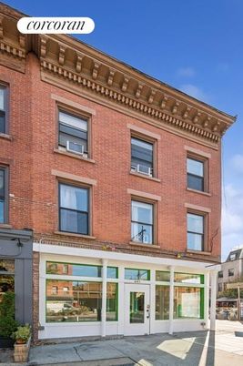 Exterior, Facade, Brick Facade, Chicago School