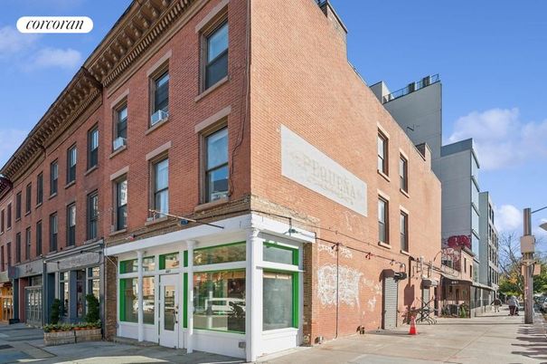 Exterior, Facade, Brick Facade, Chicago School