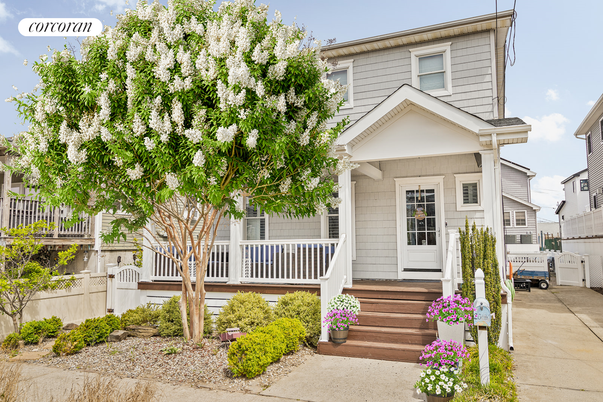Exterior, Facade, Queen Anne Victorian