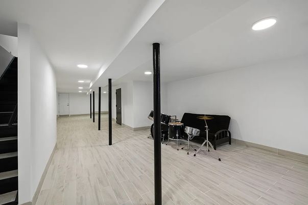 Interior, Recessed Lighting, Wood Texture Flooring