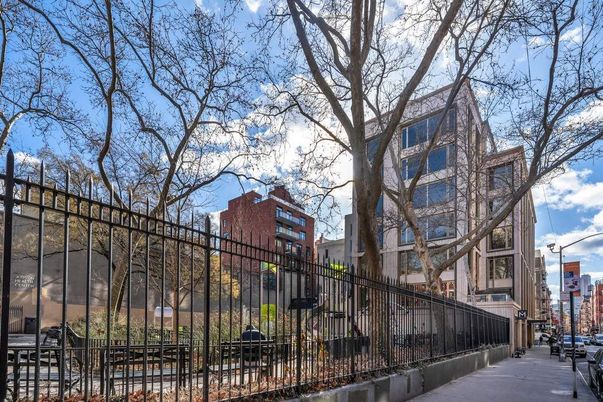 Exterior, Facade, Rowhouse