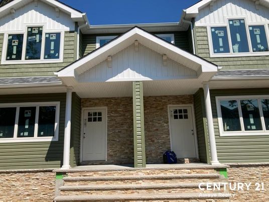 Exterior, Facade, Brick Facade, American Craftsman