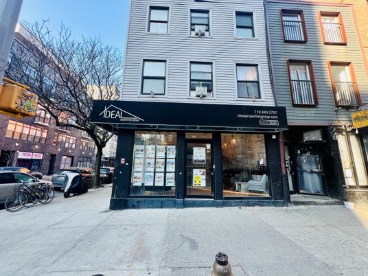 Exterior, Facade, Rowhouse