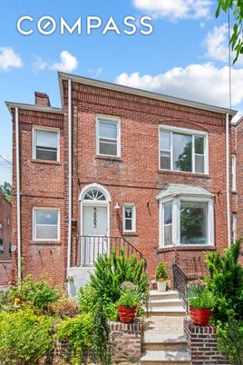 Exterior, Facade, Brick Facade, Rowhouse