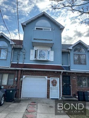 Attached, Exterior, Facade, Brick Facade, Queen Anne Victorian