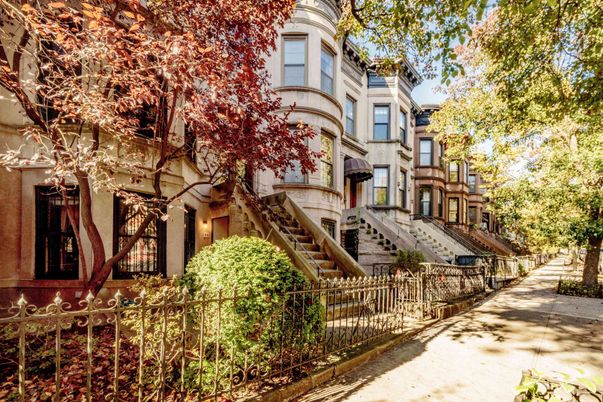 Exterior, Facade, Brownstone