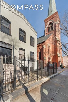 Exterior, Facade, Rowhouse