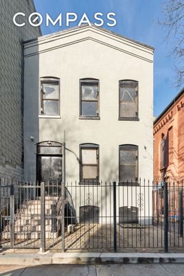 Exterior, Facade, Rowhouse