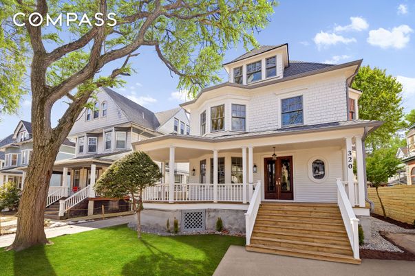 Exterior, Facade, American Foursquare