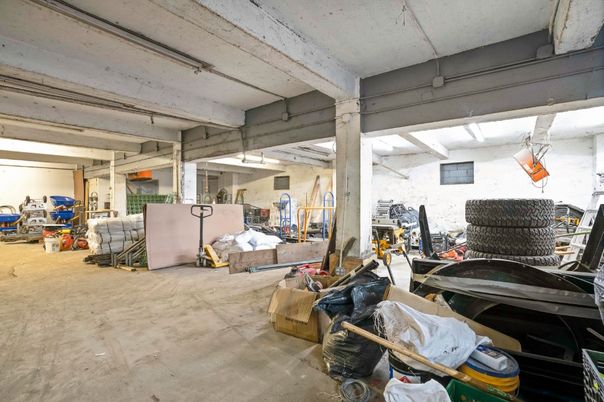 Garage, Interior