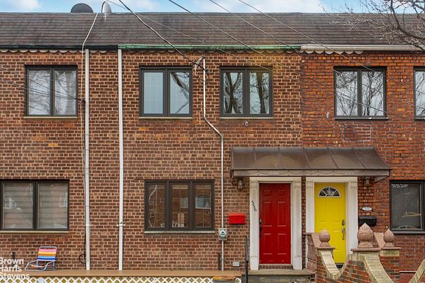 Exterior, Facade, Brick Facade, Rowhouse
