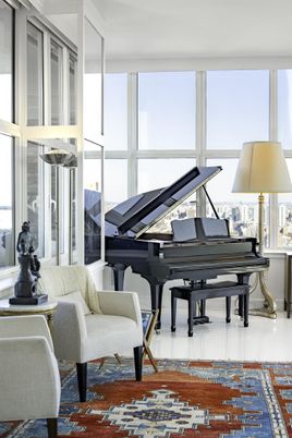 Interior, Piano