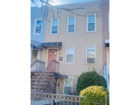 Exterior, Facade, Rowhouse
