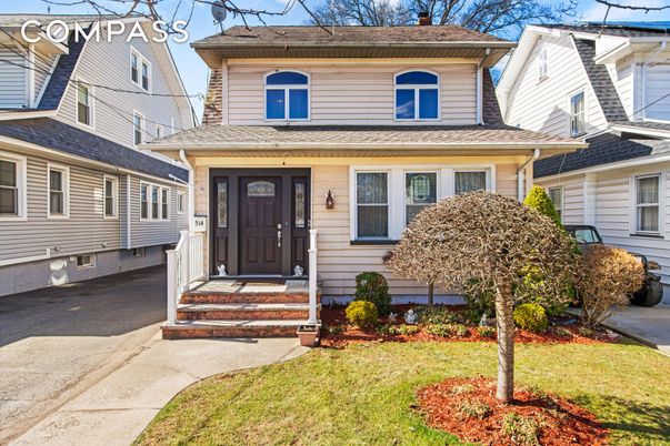 Exterior, Facade, American Foursquare