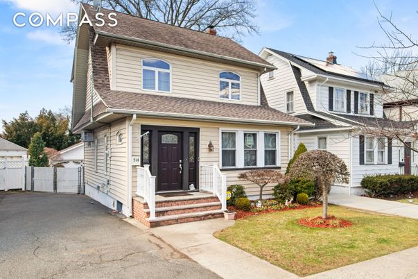 Exterior, Facade, American Foursquare