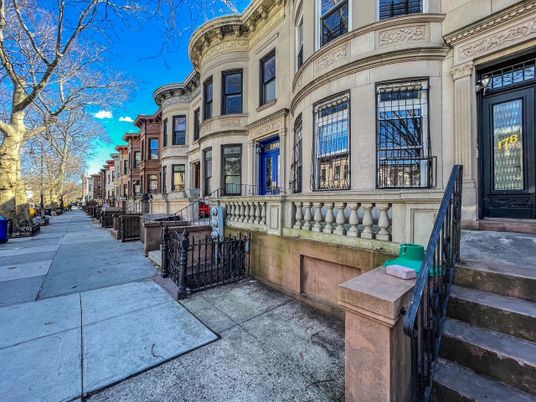 Exterior, Facade, Brownstone