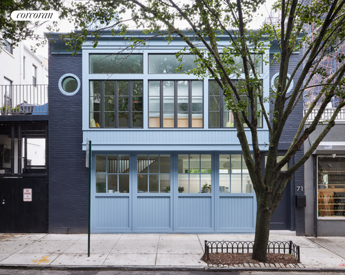 Exterior, Facade, Modern