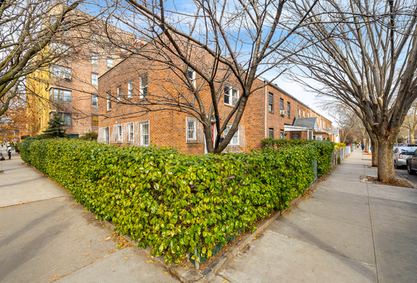 Exterior, Facade, Brick Facade, Rowhouse