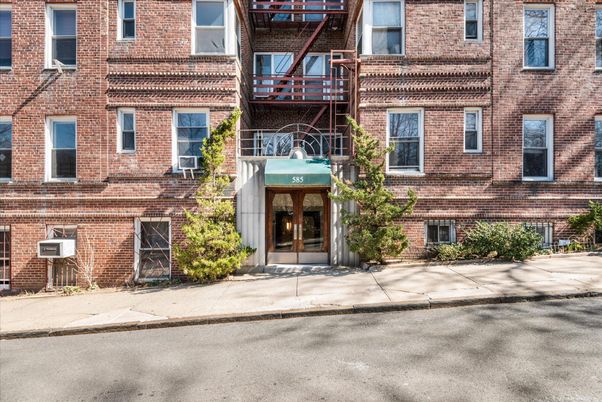 Exterior, Facade, Brick Facade, Rowhouse