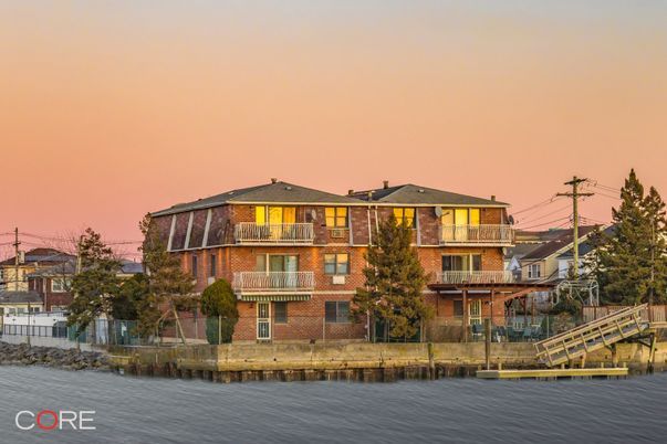 Exterior, Facade, Brick Facade, Lake, Rowhouse