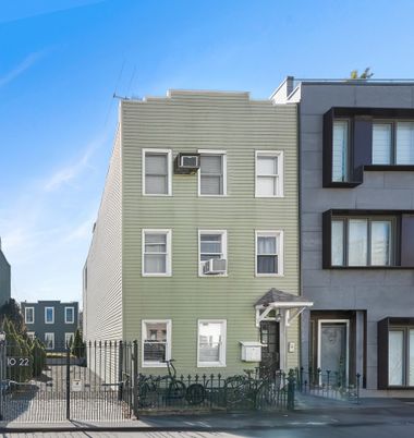 Exterior, Facade, Rowhouse