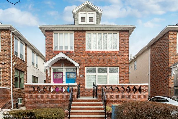 Exterior, Facade, Brick Facade, Rowhouse