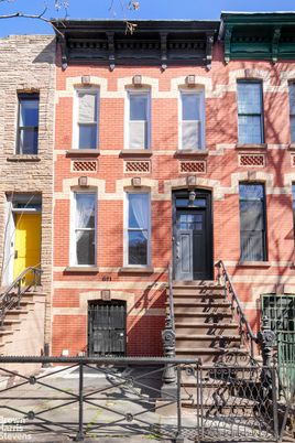 Exterior, Facade, Brick Facade, Rowhouse