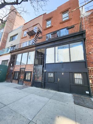 Exterior, Facade, Rowhouse