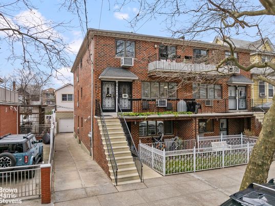 Exterior, Facade, Brick Facade, Rowhouse