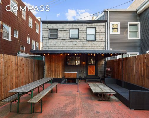 Exterior, Facade, Rowhouse