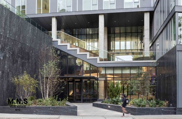 Exterior, Facade, Modern