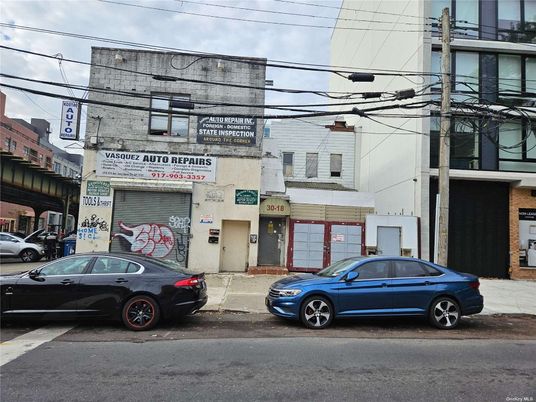 Attached, Exterior, Facade, Rowhouse