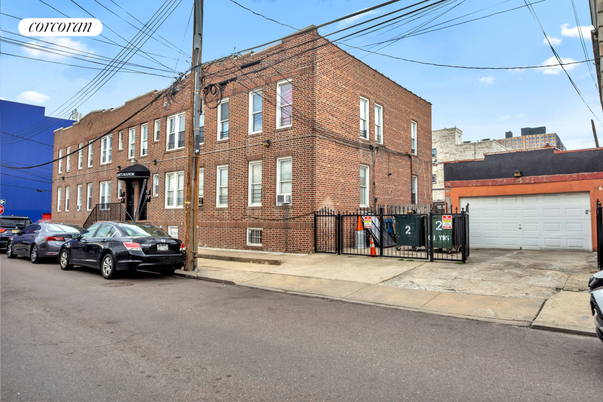 Attached, Exterior, Facade, Brick Facade, Rowhouse
