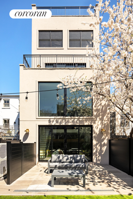 Exterior, Facade, Modern