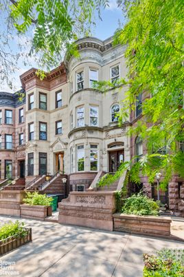 Exterior, Facade, Brownstone